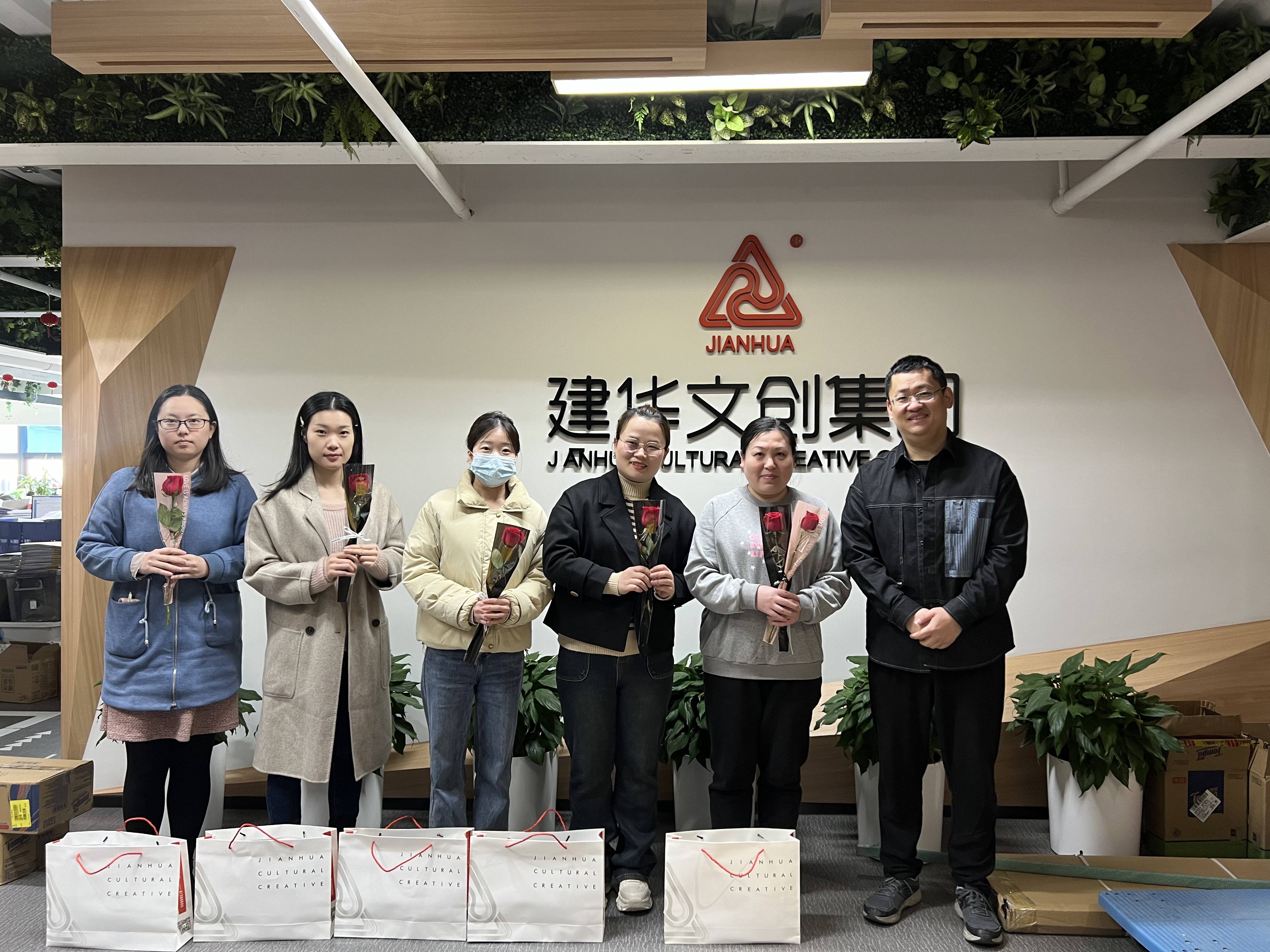 AGCLUB�Ĵ����Ź��ῪչŮ���ο���˶�