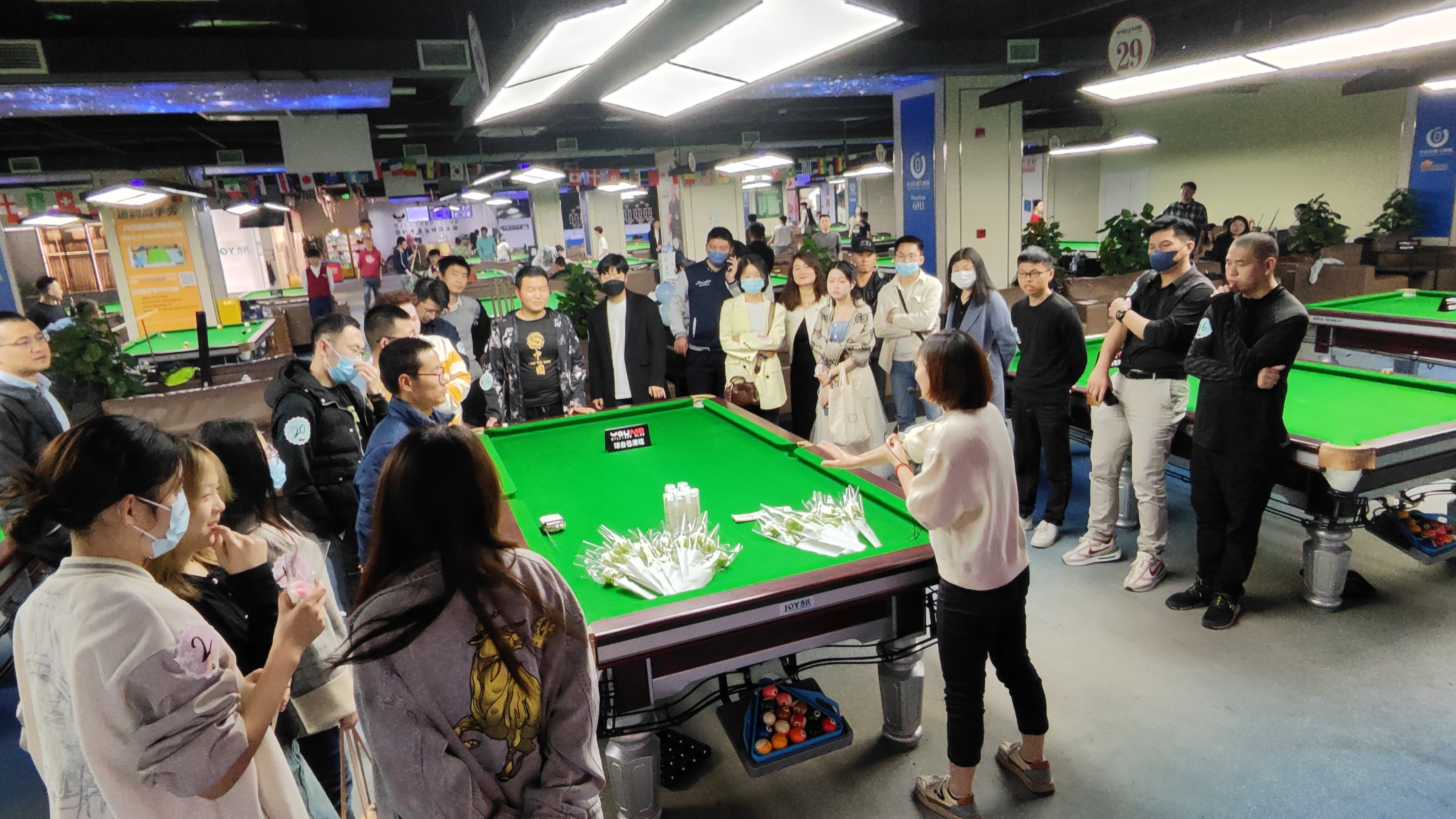 ˮ���ǡ���������ײ�����顱�ύ�ɶ��˶�Բ������