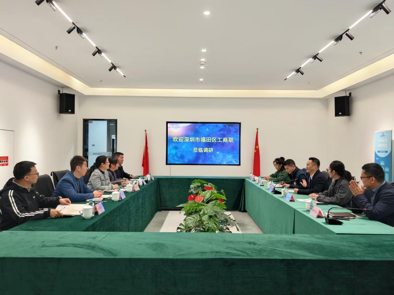 �����и�����������רְ����ϯ����������Ա�����һ��ݰ�ٺ���AGCLUB�Ĵ�԰���н���