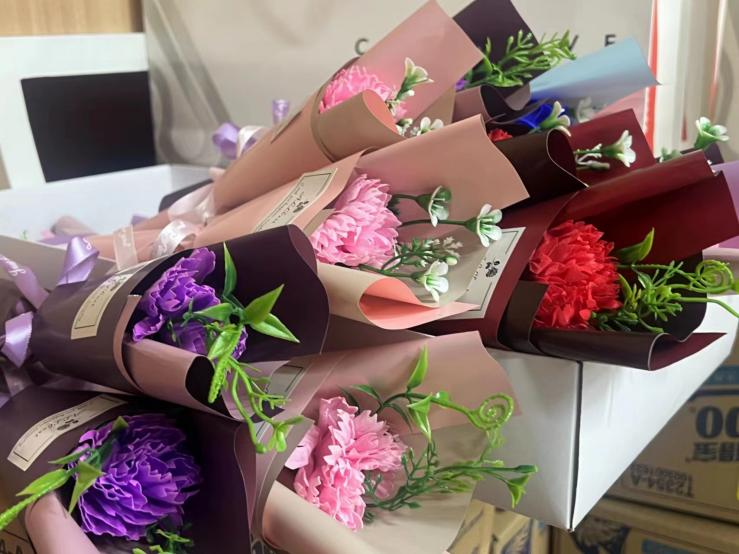 AGCLUB�Ĵ����ſ�չ������һ��С����Ů����˶�