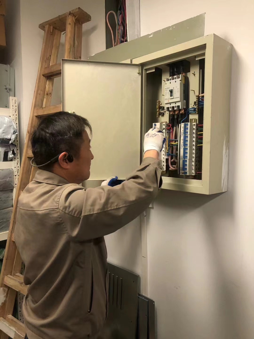 ���ϡ��ֵ�ͷ���Ų����ž��������İ������Ĵ�԰��չ��·�徲�Ų�����